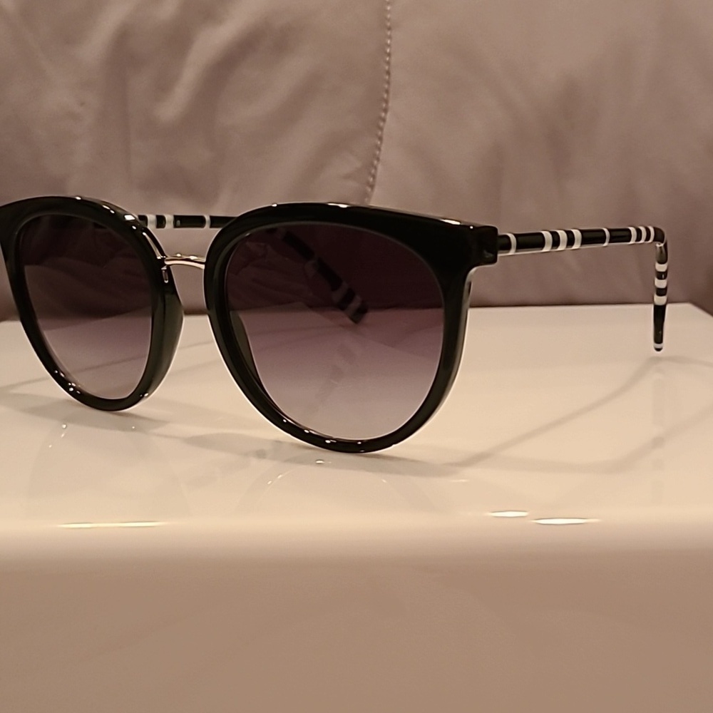 Burberry Black and White lightweight Sunglasses brand new in the box - Picture 2 of 15